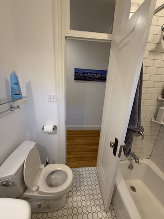 Bathroom - 2 Bedroom Apartment close to campus