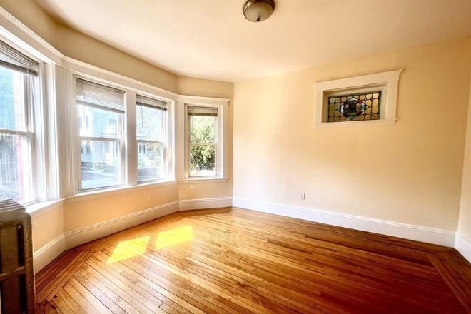 living room - LOCATION!! Spacious 3 Bed / 1 Bath w/ LAUNDRY IN UNIT!! Avail. 9/1/26!! Apartments