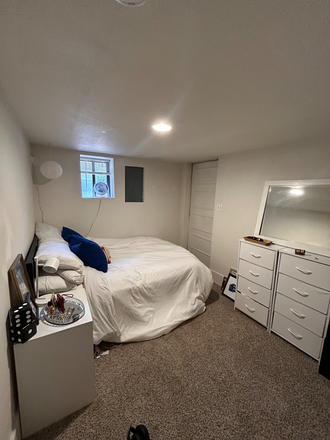 bedroom - Lincoln Place House on the Hill (Spring Sublease)