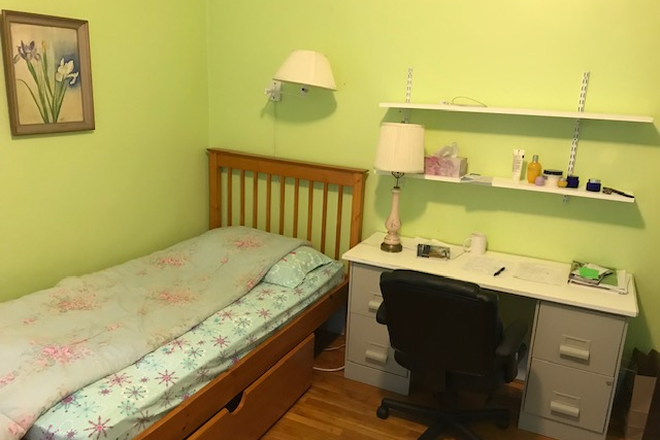 Bedroom - Comfortable room in Davis Square House