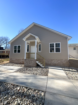 Front Door View - Charlton Farms Luxury Student Housing House