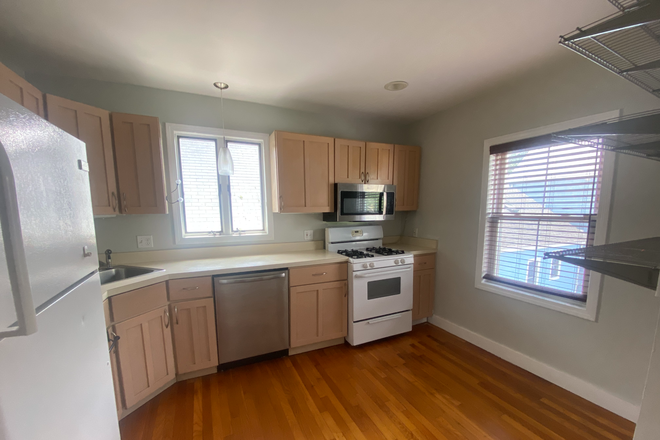 Kitchen - Sun-Filled 2 Bed / 1 Bath Condo/1 parking/Steps to BUS and T