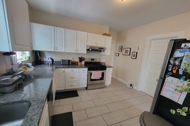 Kitchen - Quaint Apartment in Teele Square!