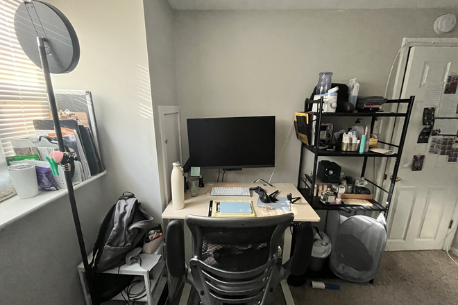 desk and chair - UMD College Park Sublet (Late May – End of July) House