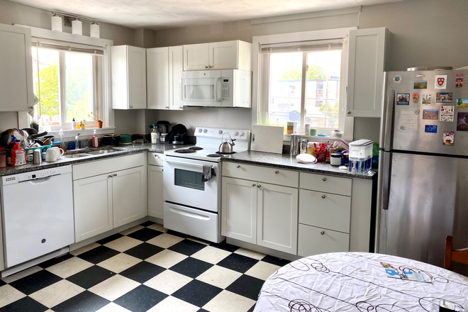 Kitchen - Sunny, Spacious, 2 Bedroom, 2 Bathroom Apartment.