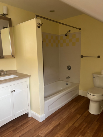 Bathroom - Sunny and spacious 3rd floor furnished apartment, electric included