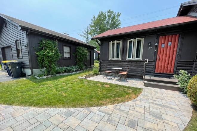 Front of House - Available for a group of 3! 3 Bedroom in Bonnet Shores! House