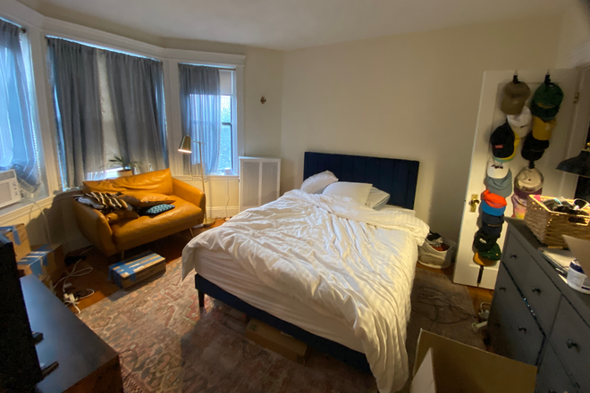 ! - NO FEE studio on COMM AVE, HT/HW incl! Ref# 252773177 Apartments