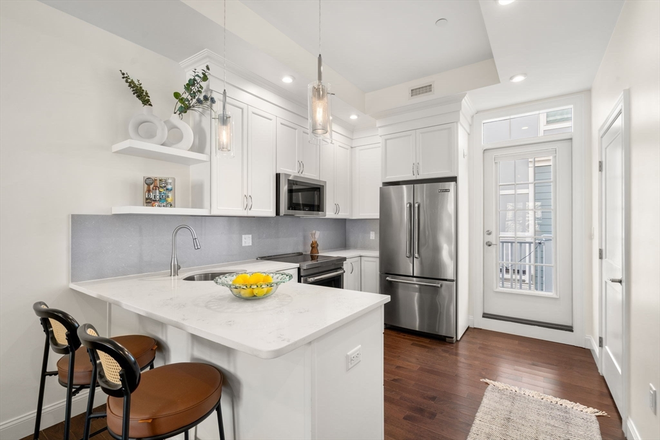 . - STUNNING 2 BED / 1.5 BATH TOWNHOUSE W/ Garage Parking! Available 7/1/26!!