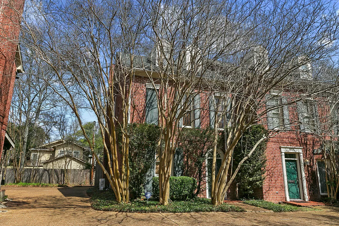 Outside Street View - Pet-Friendly 3 Bedroom 3.5 Bathroom Timeless Belhaven Townhouse