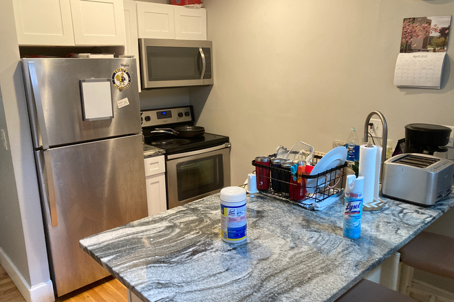 Call NOW for showings! 617-236-8550 - SHEAFE ST - *NO FEE!* 2 FLR DUPLEX 4BR AVAIL *9/1/2025* IN NORTH END W/ LNDRY IN UNIT, DECK, 2 BATHS