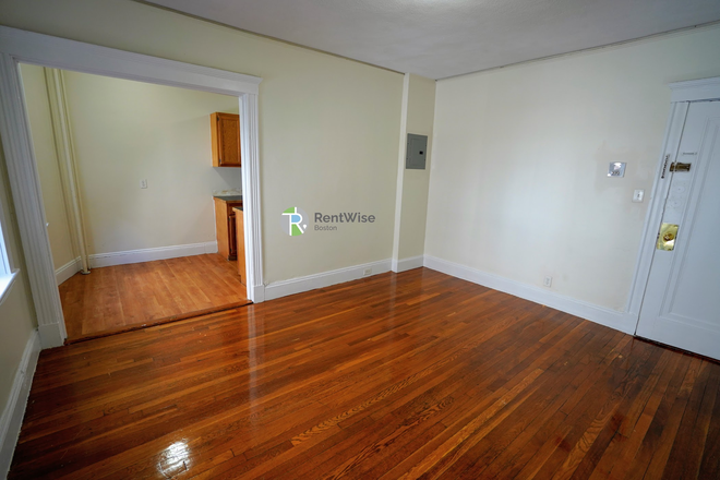 1 - NO BROKER FEE!-Close to Fenway Park-Ideal STUDIO/1BR/1BR SPLIT-undergrad OK!-H/HW inc. Apartments