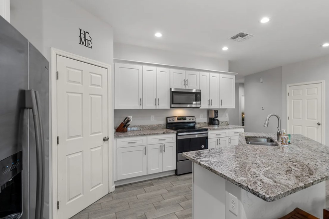 Kitchen - Newer, Very Nice, Low Maintenance, 4 Bedroom, 2 Bath House for Lease