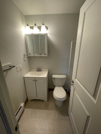 Bathroom, shower to the right - Treehouse West