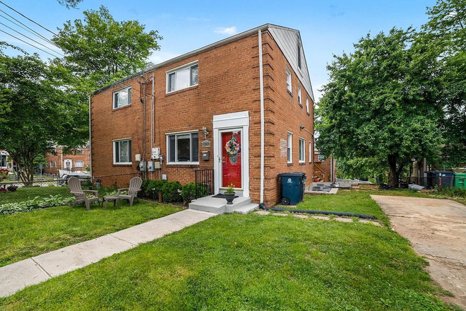 Exterior front yard - Three Bedroom Duplex in East Riverdale