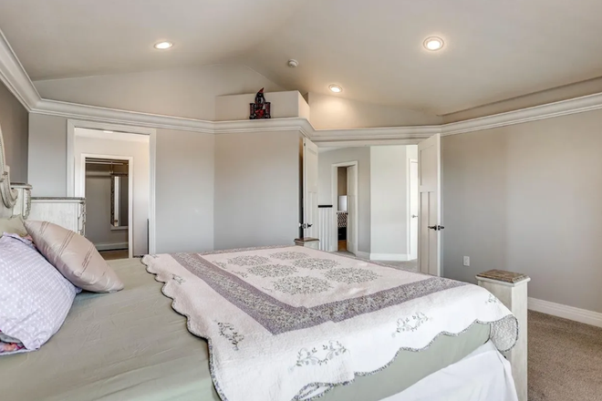 Main upstairs bedroom - Multiple Rooms in Spacious Arvada Home 10 minutes to Olde Town Arvada