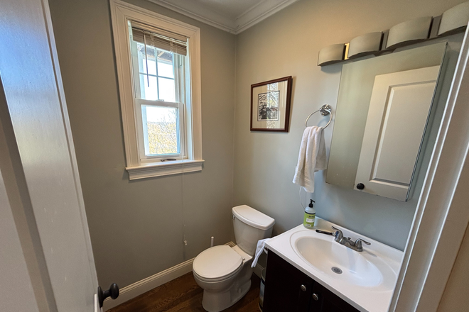 Half Bath - Apartment close to Rox Crossing