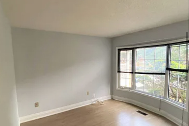 Bedroom - 2 Bedrooms in a Spacious 3-Story House, Full Kitchen/Laundry/Backyard