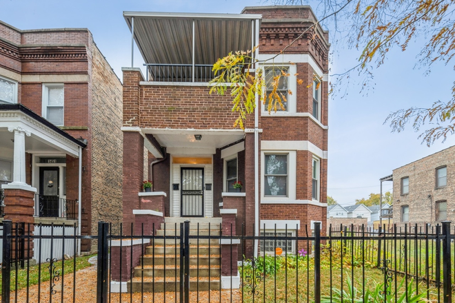 Outside View - Spacious 2 BR / 1 BA Apartment Near Obama Presidential Center, Hyde Park Shops, & Stony Island Metra