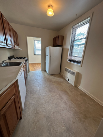 Kitchen 1 - 1 Bedroom 1 Bath in Apt Bldg Garden City Border