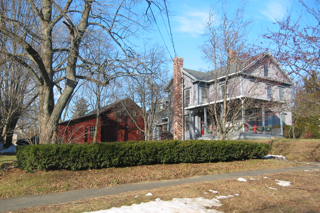 house with barn; apt is in barn loft - 2-br barn loft apartment with bonus/home office room