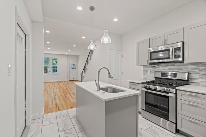 . - 2 Blocks to campus! ENTIRE house is new inside as of 2020! Nice sized bedrooms! Laundry / Central AC