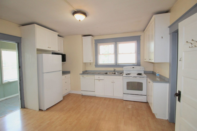 Kitchen - Now Pre-Leasing for the upcoming School Year! House