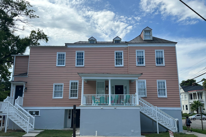 Outside Bee Street view - Charming apartment close to campus