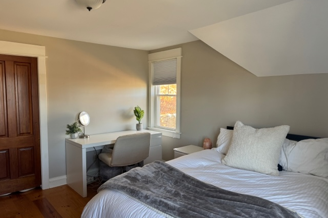 Bedroom - Fully Furnished, Open to 12 ,24 months Convenient Location close to Uconn, Beautiful Living Spac House