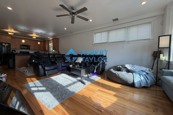 Living Area - *PRIVATE ROOF DECK* 4Bed/3.5Bath 2-Floor Condo Minutes from Northeastern!