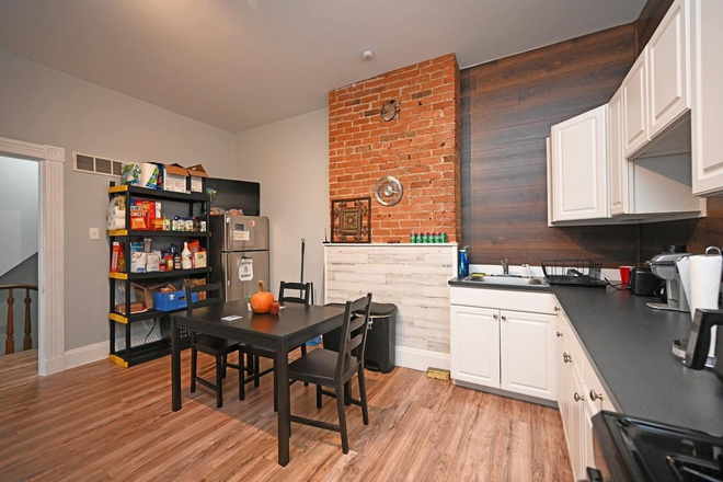 Upstairs kitchen - 624 Riddle Rd. 4 bedroom with washer & dryer, less than a mile walk to campus House