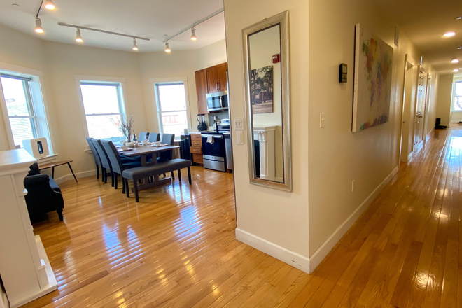 Comparable Unit 3 master suite, west-side mirror layout. - FURNISHED MASTER WITH EN-SUITE BATH NEAR HARVARD YARD | NO BROKER FEE Apartments