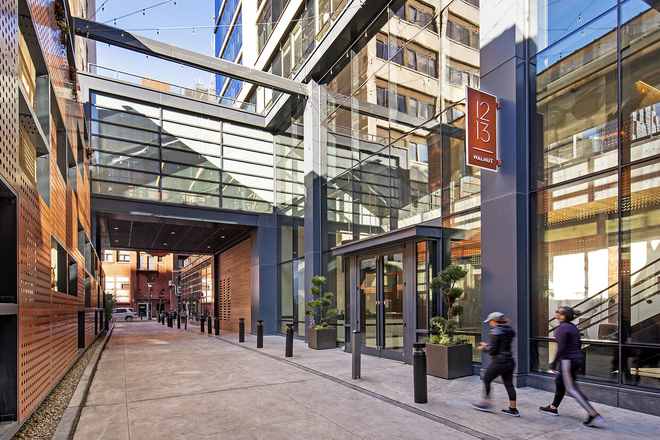 Private Porte Cochère Entrance - 1213 Walnut Apartments
