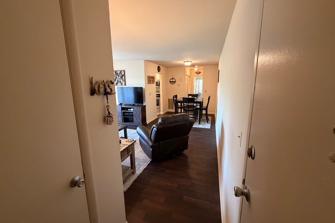 Entrance - Spacious, Quiet Single Bedroom Apartment Close to Downtown