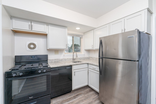 Kitchen with Stove, Dishwasher - Updated 2 Bedroom/2 Bath Apt w/ Balcony 10 mins from University