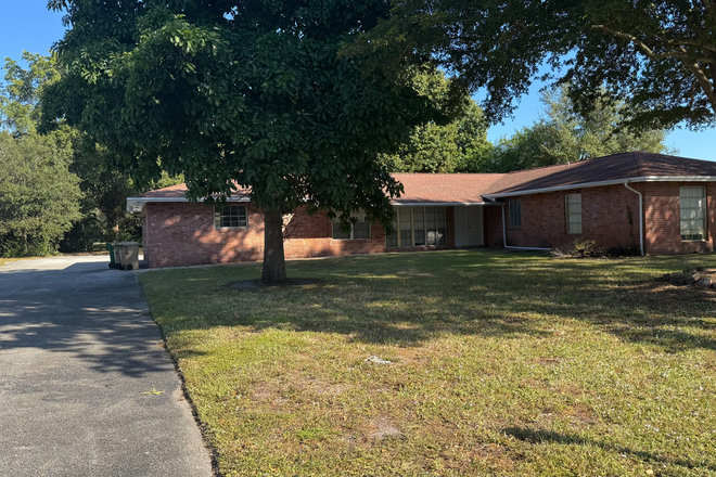 Front - Spacious 5/3 for rent in heart of Davie and walking distance to NSU Main Campus. House