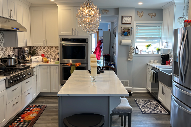 Shared kitchen, laundry room on the other side of the kitchen - Private home with With room to rent with full bathroom near campus