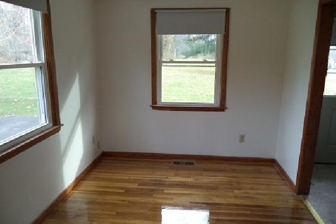 Great closet space - 47/49 Hobart Lane - 3BR Duplex (Campus Area) Apartments