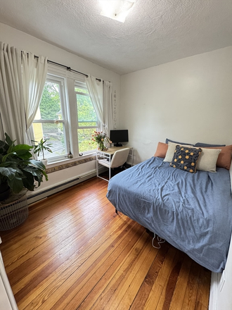 Bedroom #1 - 5 Bed 2 Bath on Iroquois!! In Unit Laundry!!