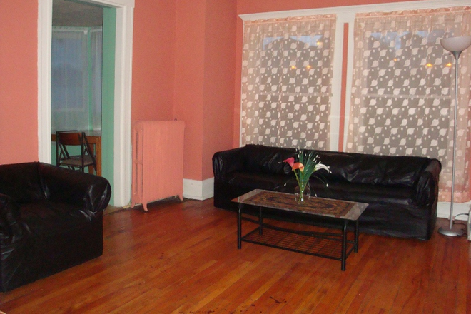 Livingroom - 1 bedroom Apartment # 10, Furnished with Wi-Fi & Heat Included