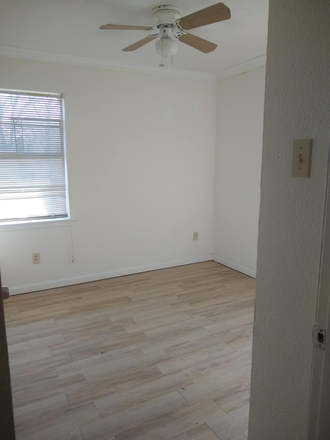 Bedroom - Students only! Utilities included. House