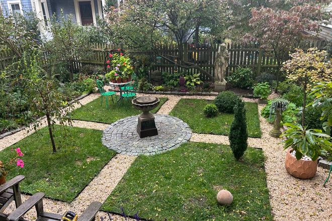 Private garden with back porch - Room for rent / Looking for roommate to share lovely North Cambridge apartment