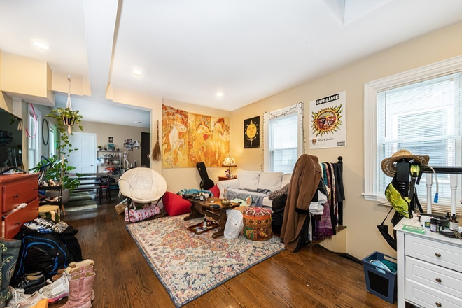 LIVING - BEAUTIFUL UNIT! 3 BED WITH WASHER/DRYER IN UNIT! 9/1/26! Apartments