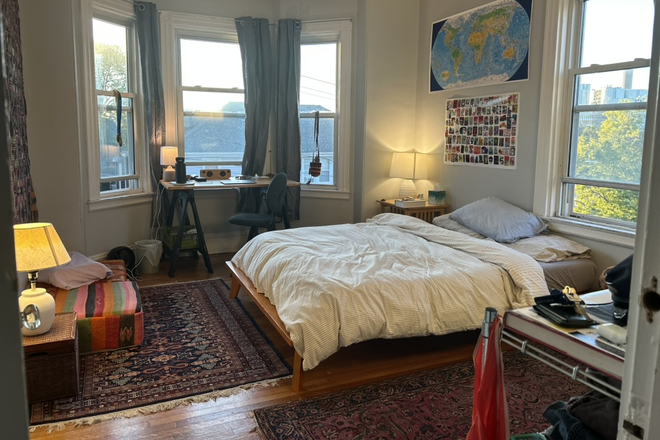 bedroom - Room in a 6 Bedroom House on Mission Hill