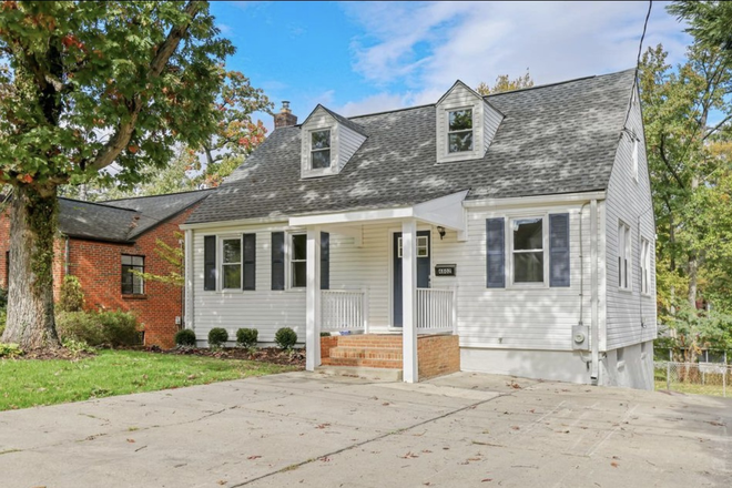 Front of house - Basement Apartment AVAILABLE NOW $1300- Private entrance, Bedroom, Bathroom and Kitchenette