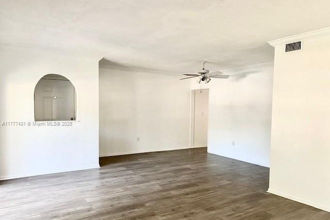 Entrance - Apartment Close to Campus