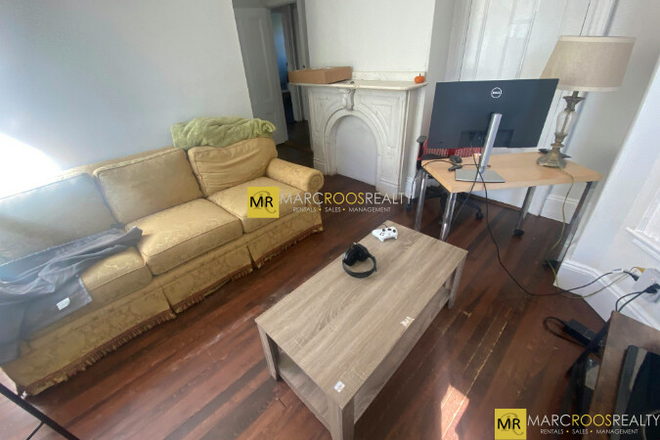 LIVING ROOM - GREAT FOR TUFTS COLLEGE AVE 4 BED ***JUNE 1 MOVE IN*** CLOSE TO TUFTS Apartments