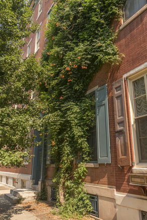 Front of building. - Beautiful apartment near Rittenhouse.