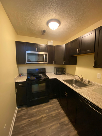 Kitchen - 2 bedroom floor for rent in Camden Townes! - 1324 Bradley Townhome