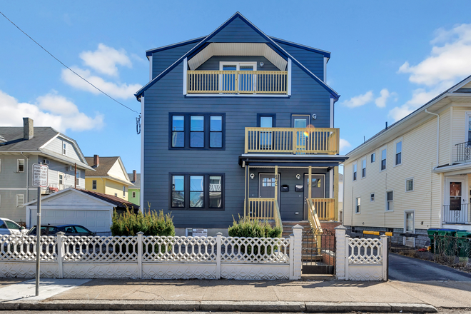 - - 5 Bed / 5.5 Bath Duplex Near Tufts — Private Suites, Decks & Parking